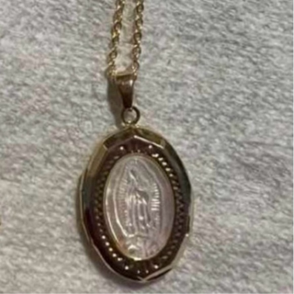 “Virgin de Guadelupe” Mary Mother of Pearl Carved Shell 18K Gold Locket Necklace - Picture 15 of 17